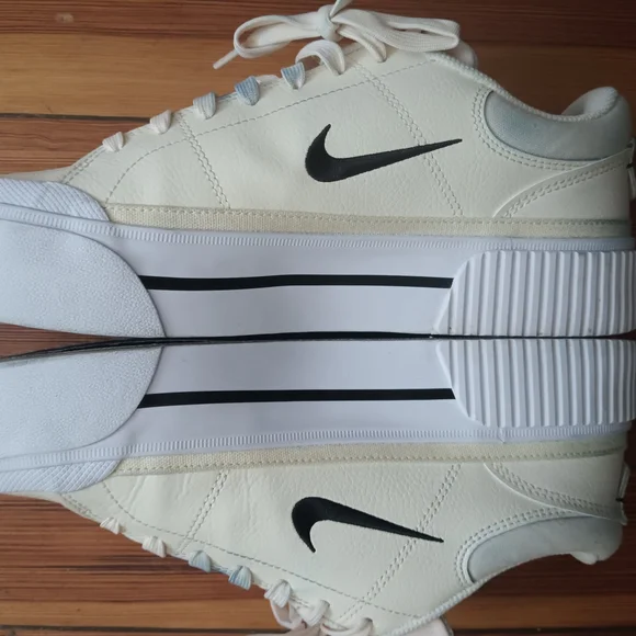 Nike Cream Sneakers - Picture 3 of 10
